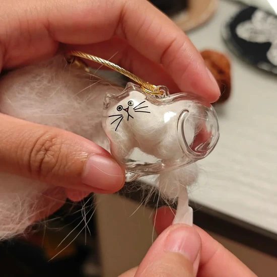 Adding saved fur into a transparent cat keychain